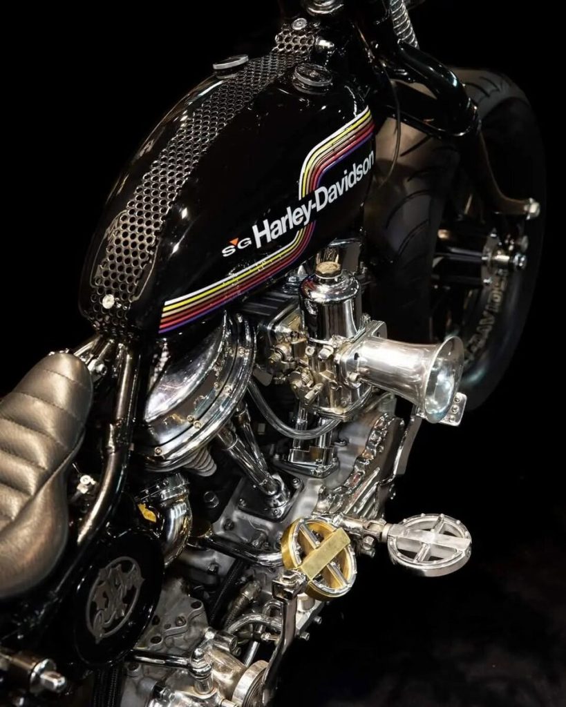 Détail du réservoir Harley-Davidson noir de la SG7