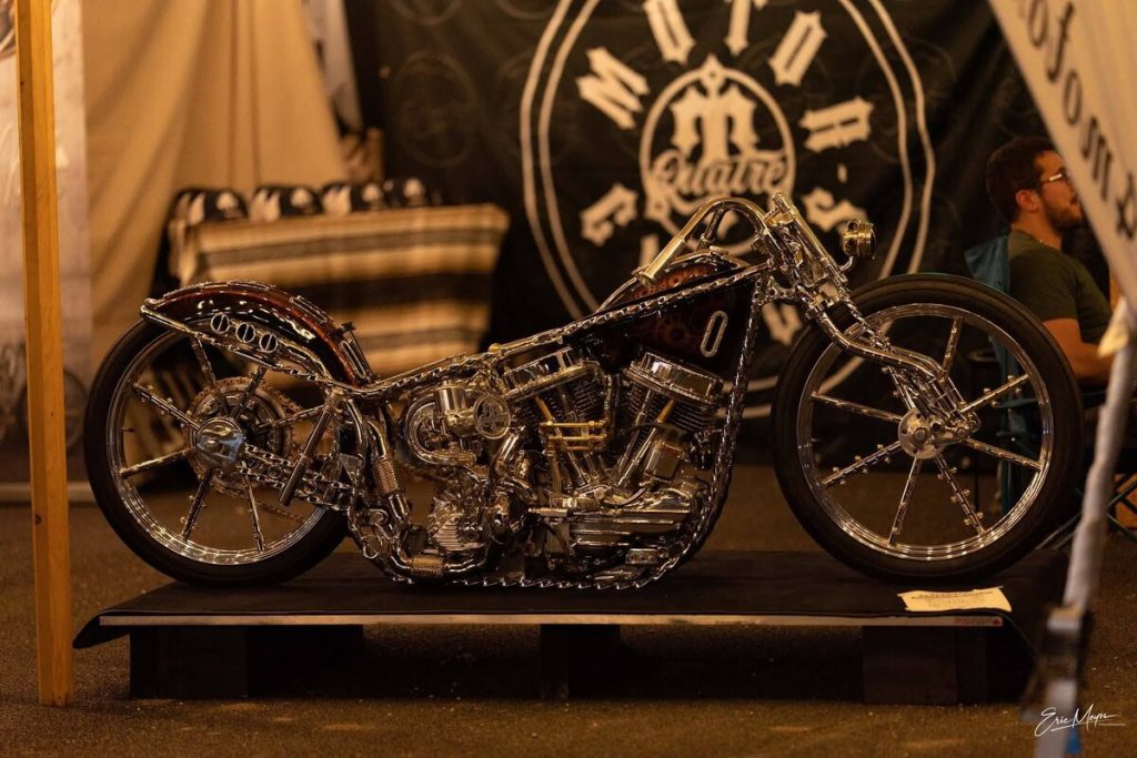 SG3, show bike habillée de chaînes chromées